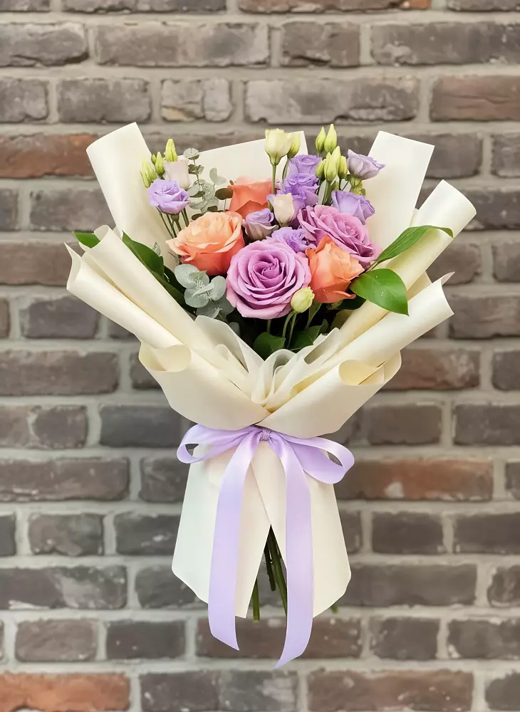 Букет цветов из: Лизиантусы и Розы в Беляную Гору