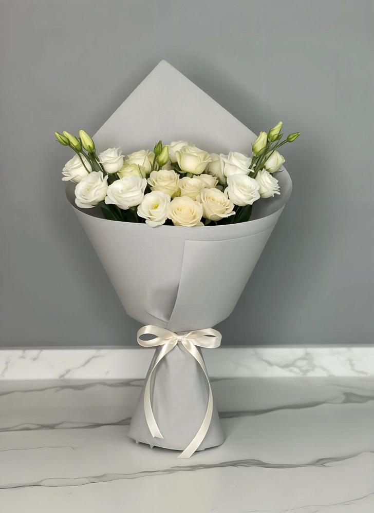 Букет цветов из: Розы и Лизиантусы в Беляную Гору