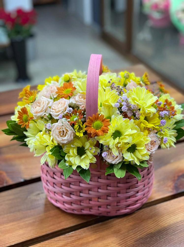 Цветочная композиция из Хризантемы и Розы в корзине в Беляную Гору