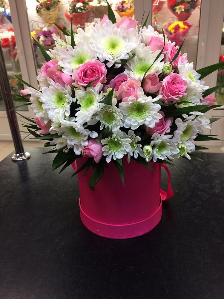 Цветочная композиция из Розы и Хризантемы в шляпной коробке в Беляную Гору