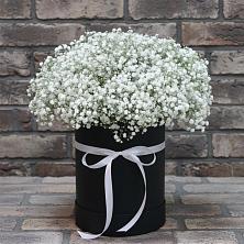Цветочная композиция из Гипсофила в шляпной коробке в Беляную Гору