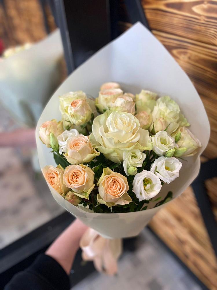 Букет цветов из: Розы и Лизиантусы в Беляную Гору